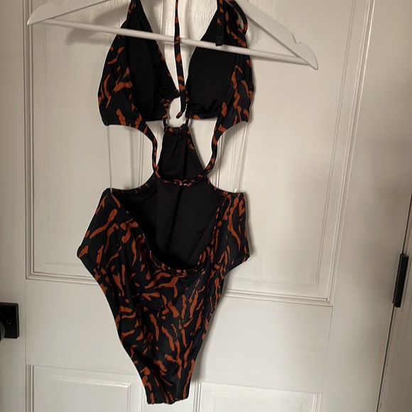 Shade & Shore one piece swimsuit - Picture 3 of 3